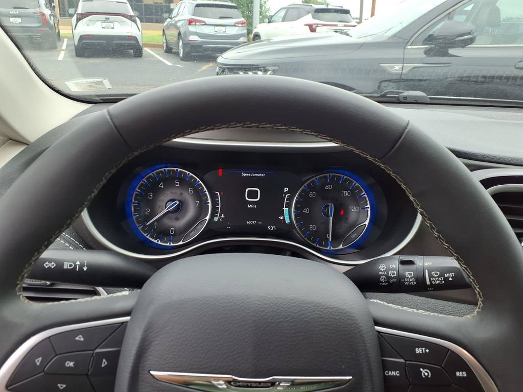 Used 2023 Chrysler Pacifica Touring-L AWD/4WD image 11