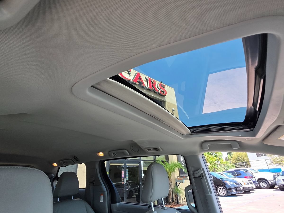 Used 2019 Toyota Sienna XLE w/ XLE Navigation Package FWD image 17