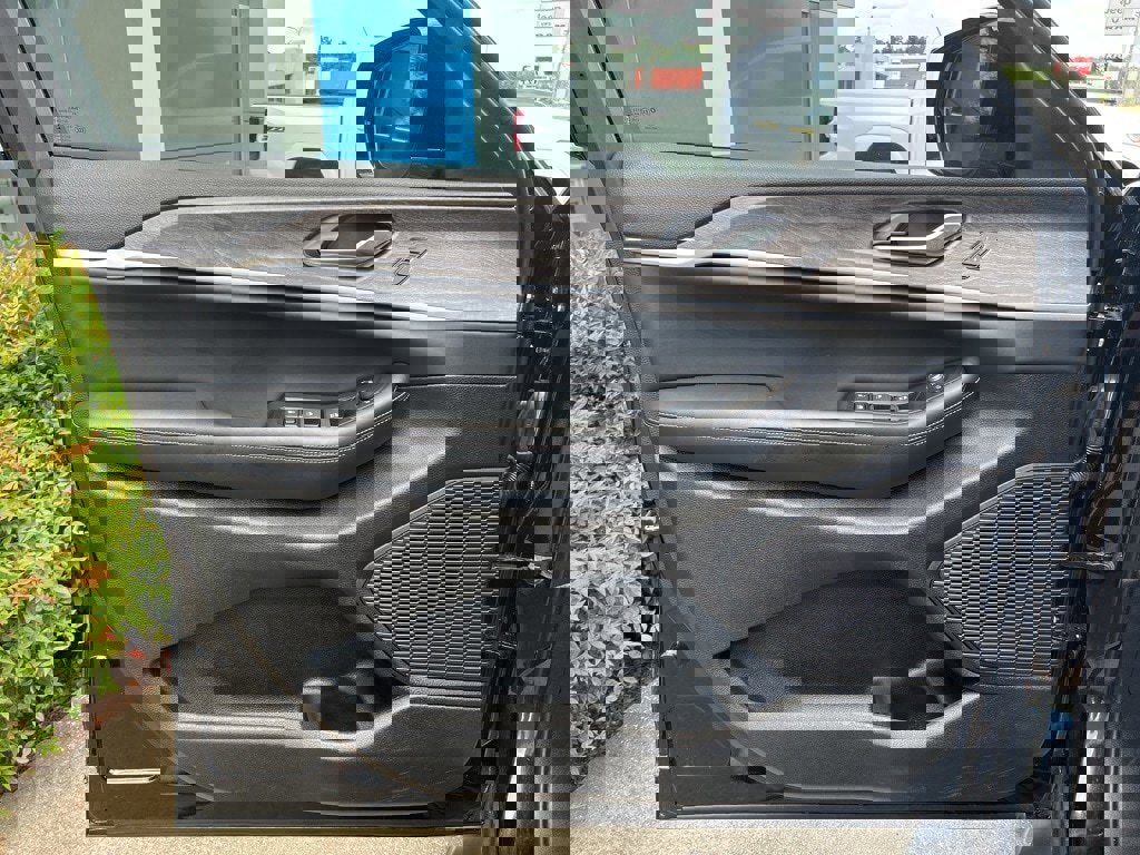 Used 2024 Jeep Grand Cherokee Limited w/ Black Appearance Package image 18