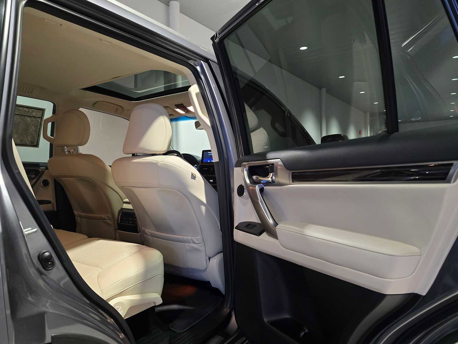 Used 2023 Lexus GX 460 Premium w/ Premium Plus Package image 16