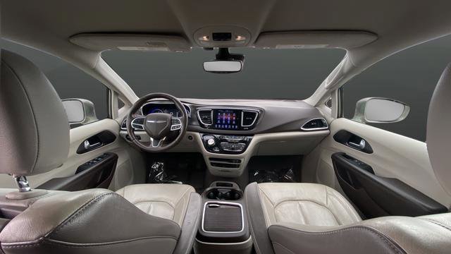 Used 2017 Chrysler Pacifica Touring-L Plus w/ Advanced Safetytec Group FWD image 11