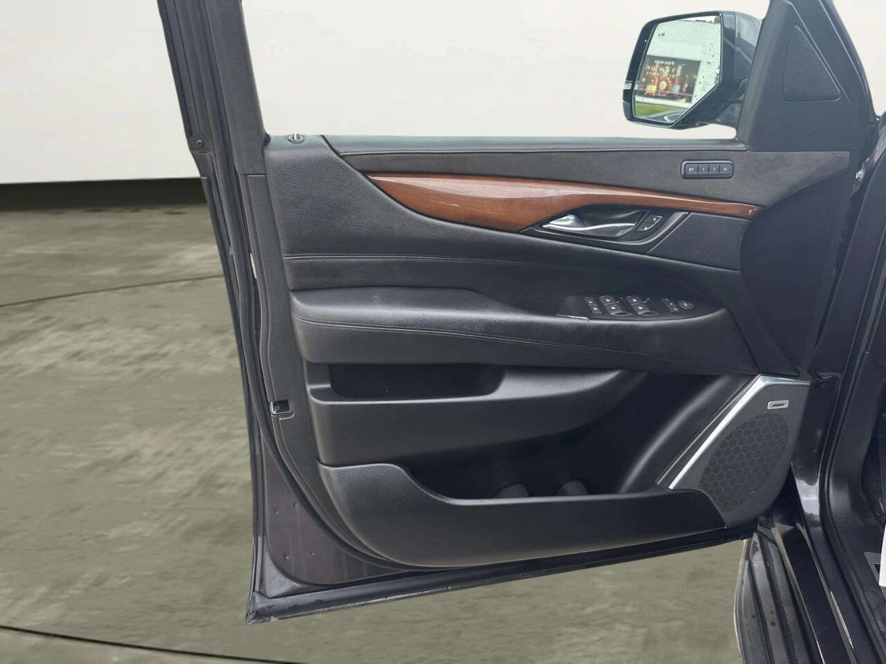 Used 2018 Cadillac Escalade Luxury AWD/4WD image 10