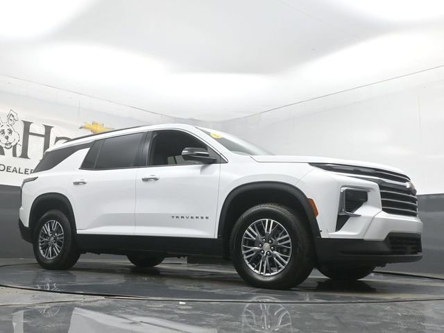Used 2025 Chevrolet Traverse LT image 2