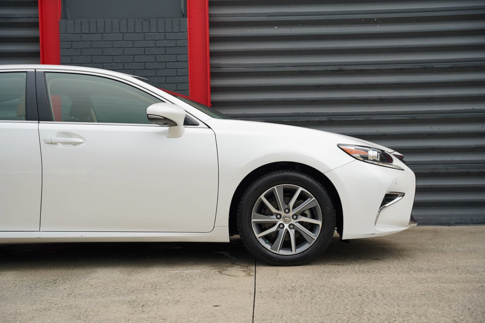 Used 2016 Lexus ES 300h w/ Ultra Luxury Package FWD image 4