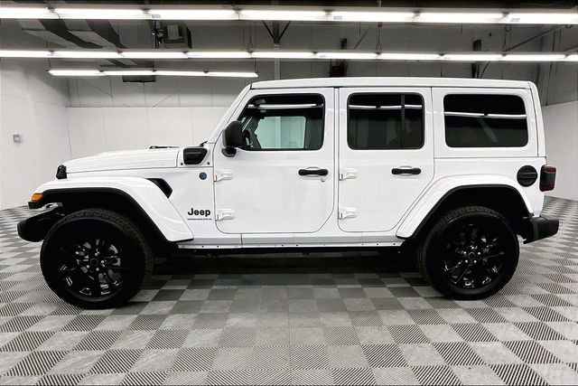 Used 2025 Jeep Wrangler Unlimited Sahara w/ Safety Group image 15