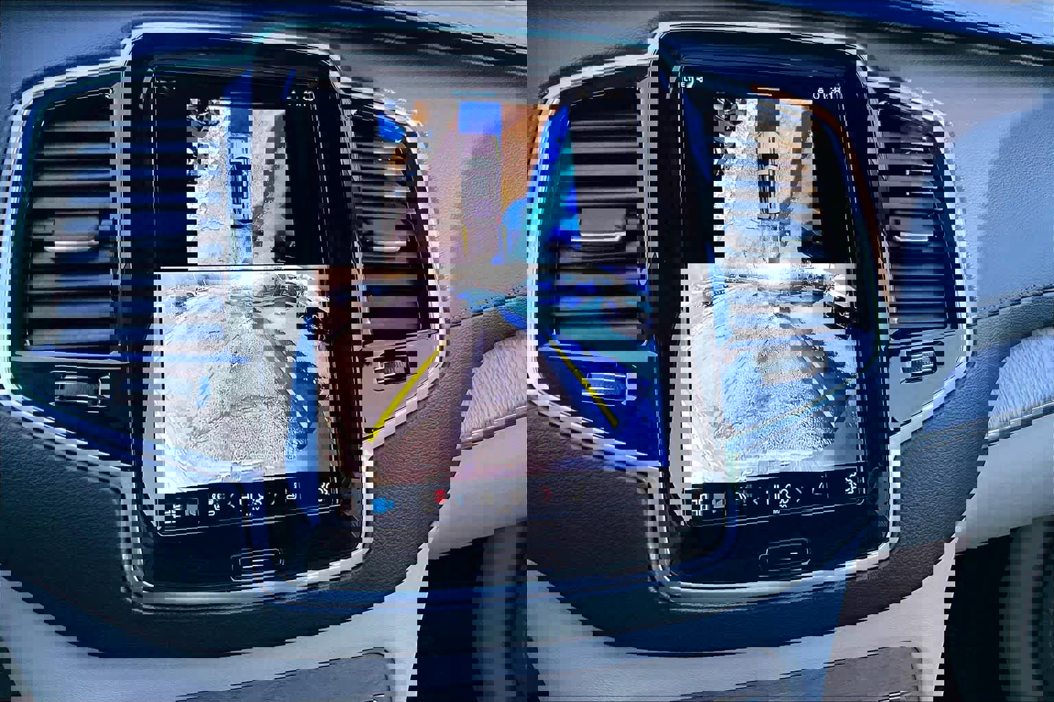 Certified 2024 Volvo XC90 B6 Ultimate w/ Protection Package Premier image 28