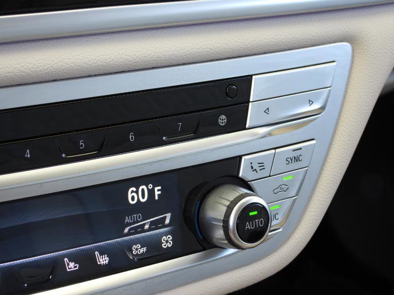 Used 2021 BMW 740i w/ Premium Package image 75