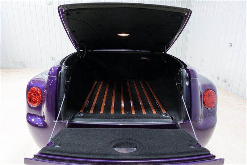 Used 2004 Chevrolet SSR w/ Preferred Equipment Group RWD image 10