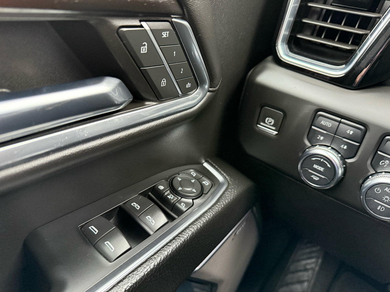 Used 2024 GMC Sierra 2500 Denali w/ Denali Reserve Package image 30