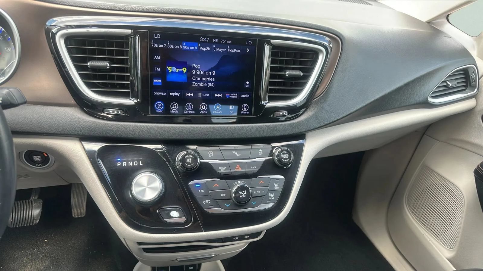 Used 2017 Chrysler Pacifica Touring-L FWD image 6