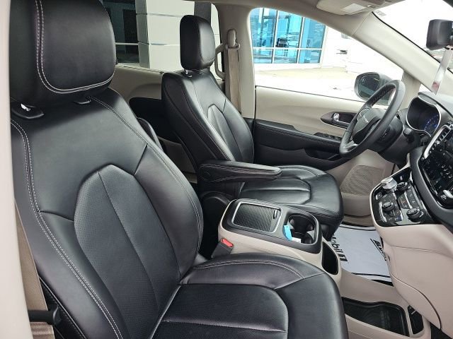 Used 2023 Chrysler Pacifica Touring-L image 32
