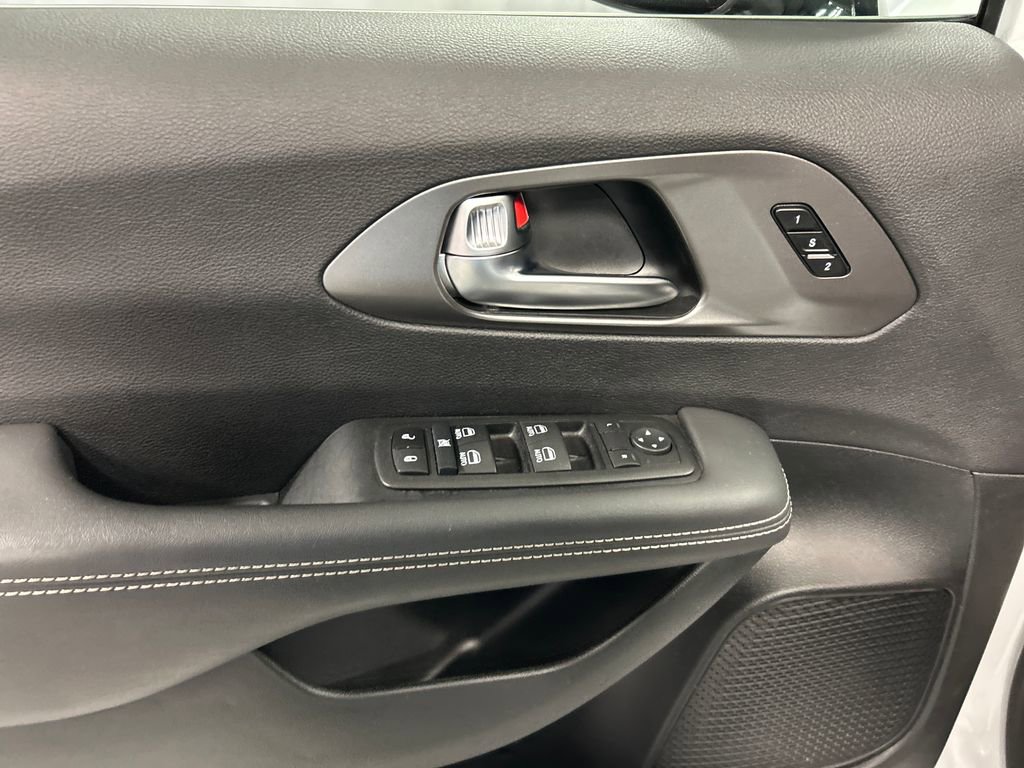 Used 2025 Chrysler Pacifica Select w/ Uconnect Theater Family Group image 14