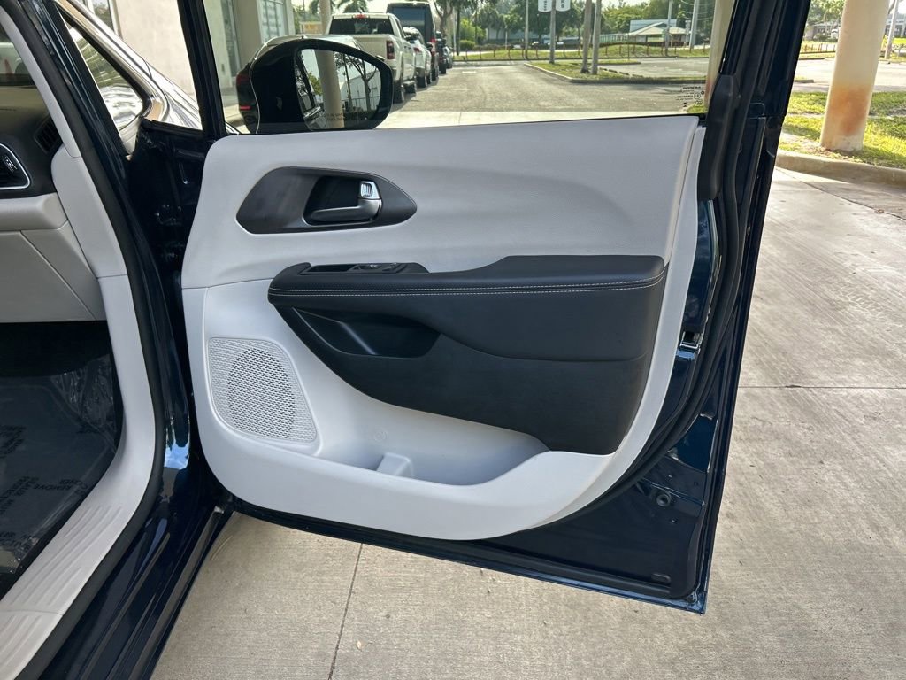 Used 2024 Chrysler Pacifica Touring-L FWD image 25