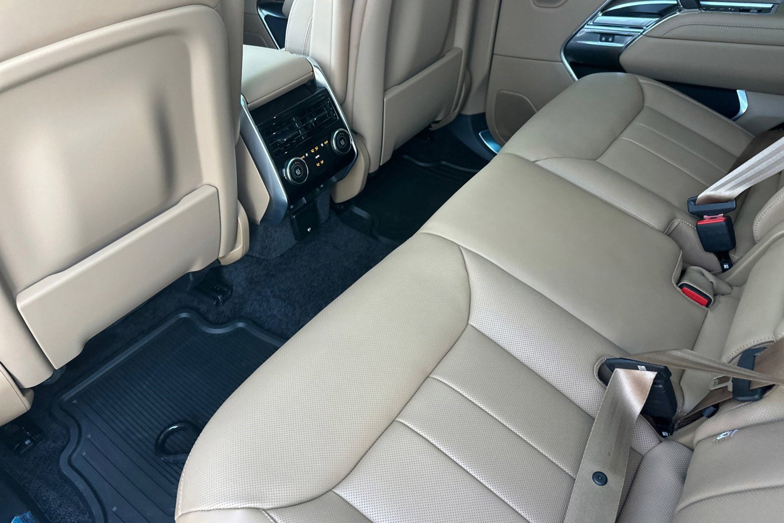 New 2026 Land Rover Range Rover Long Wheelbase SE image 16