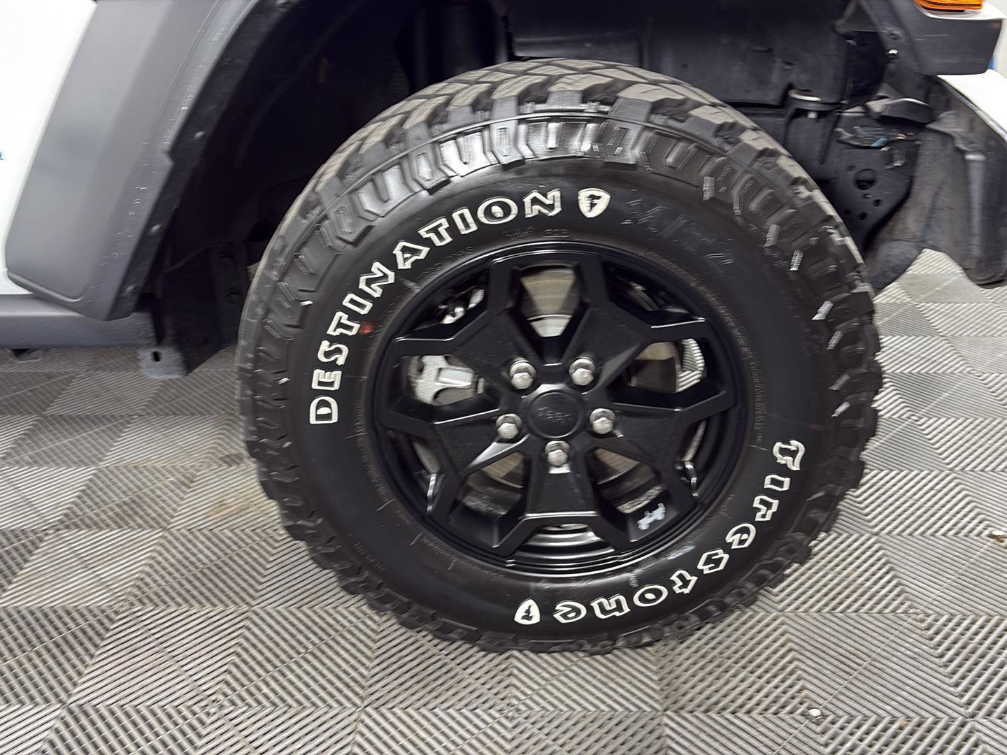 Used 2023 Jeep Wrangler Unlimited w/ Sun & Screen Package image 15