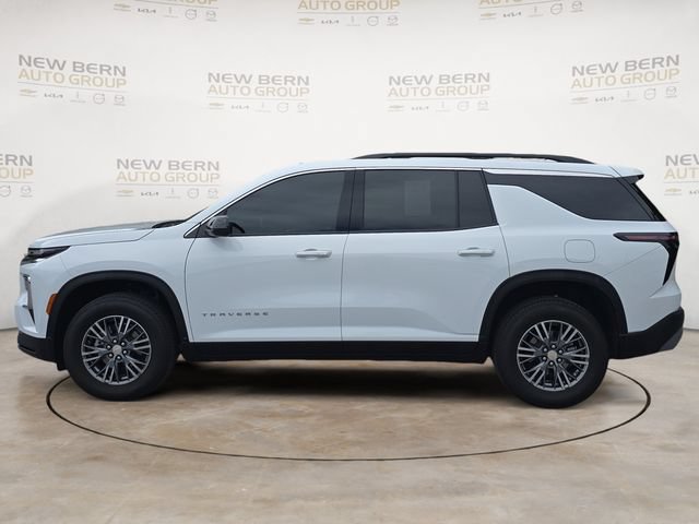 Used 2025 Chevrolet Traverse LT FWD image 2
