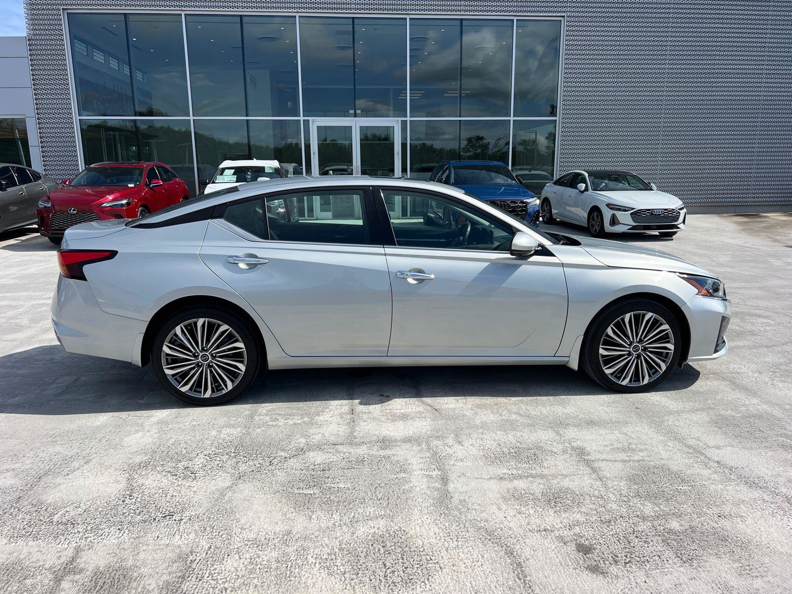 Used 2023 Nissan Altima 2.5 SL AWD/4WD image 4