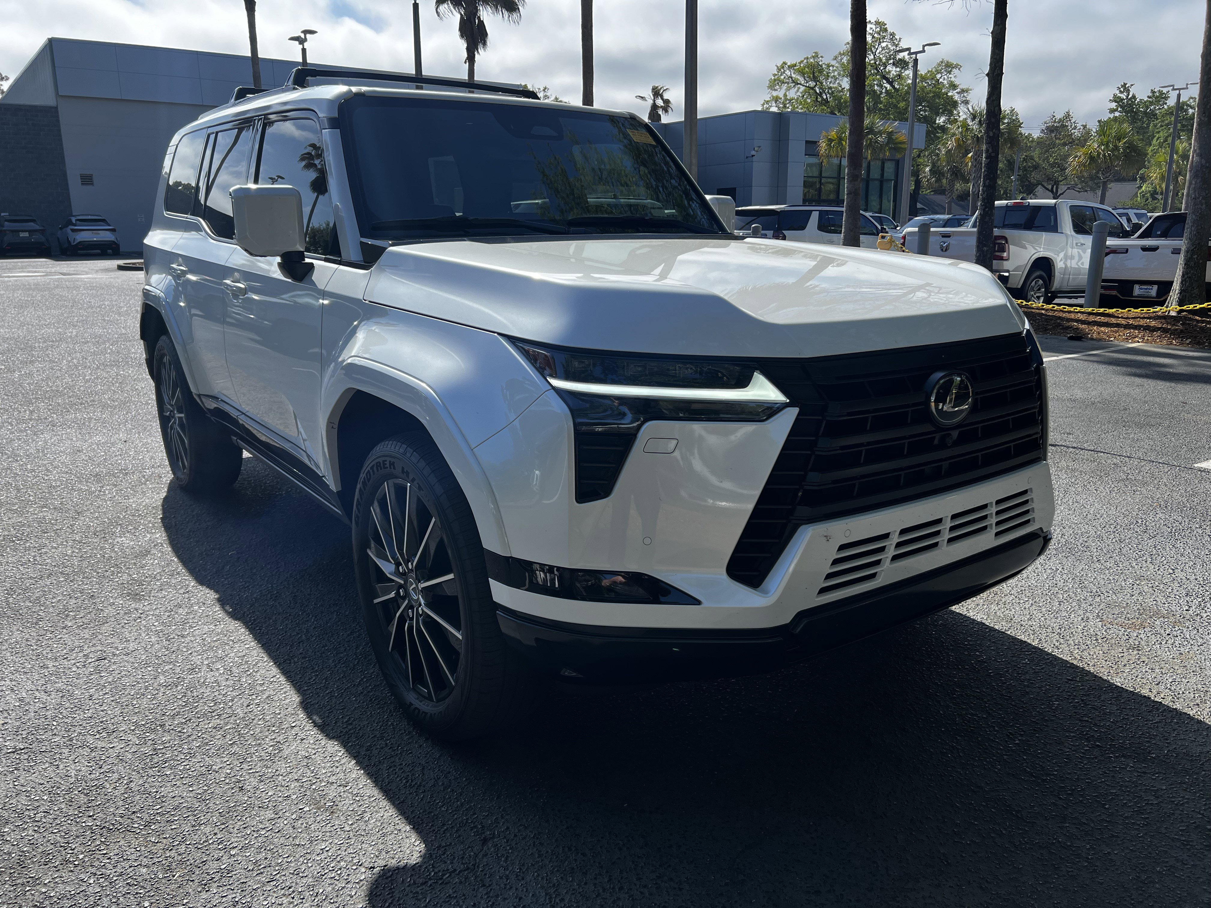 Used 2025 Lexus GX 550 w/ Accessory Package (2T) image 2