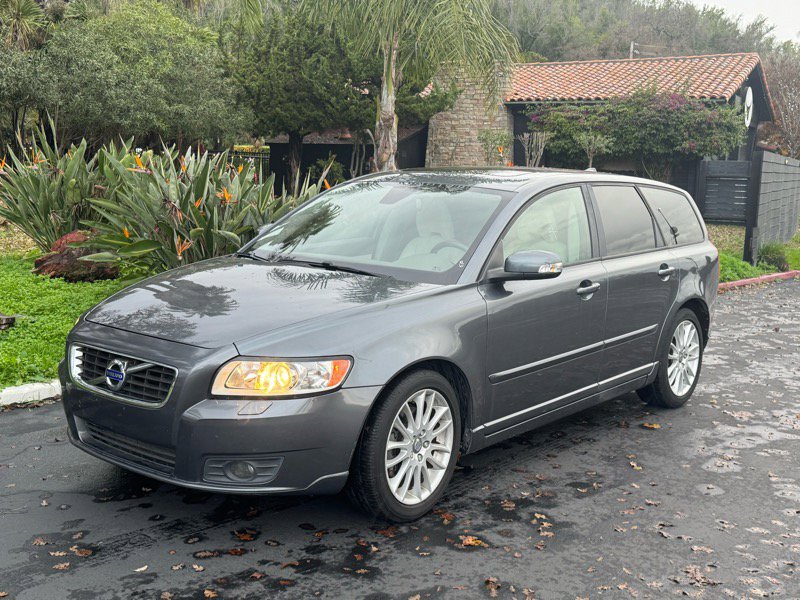 Used 2011 Volvo V50 T5 w/ Preferred Pkg image 1