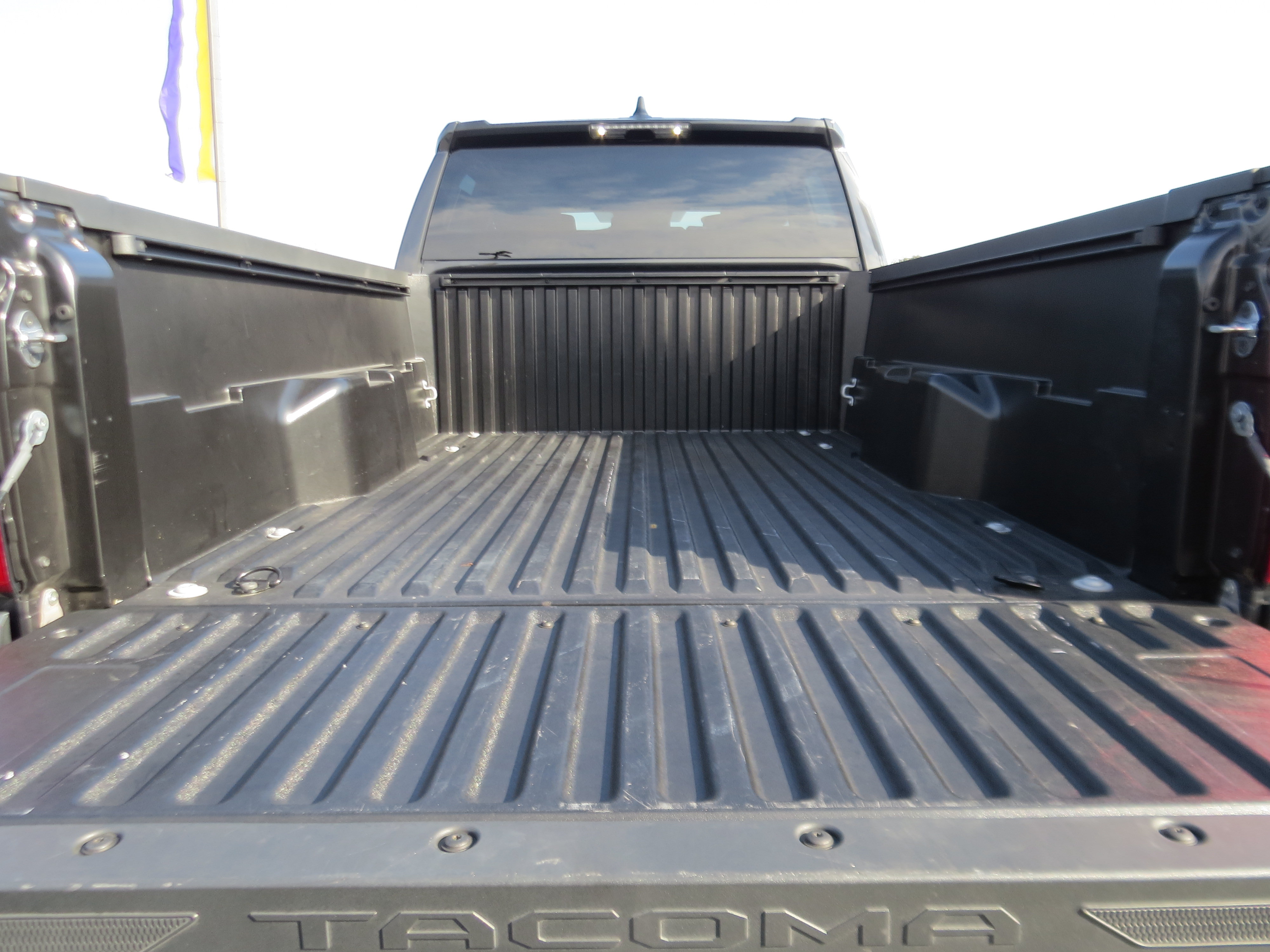 Used 2024 Toyota Tacoma SR5 AWD/4WD image 11
