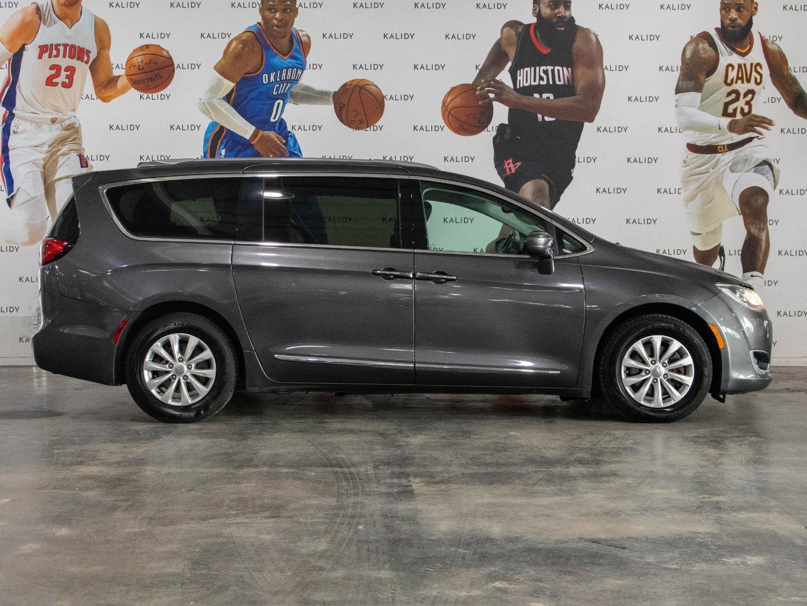 Used 2019 Chrysler Pacifica Touring-L image 17