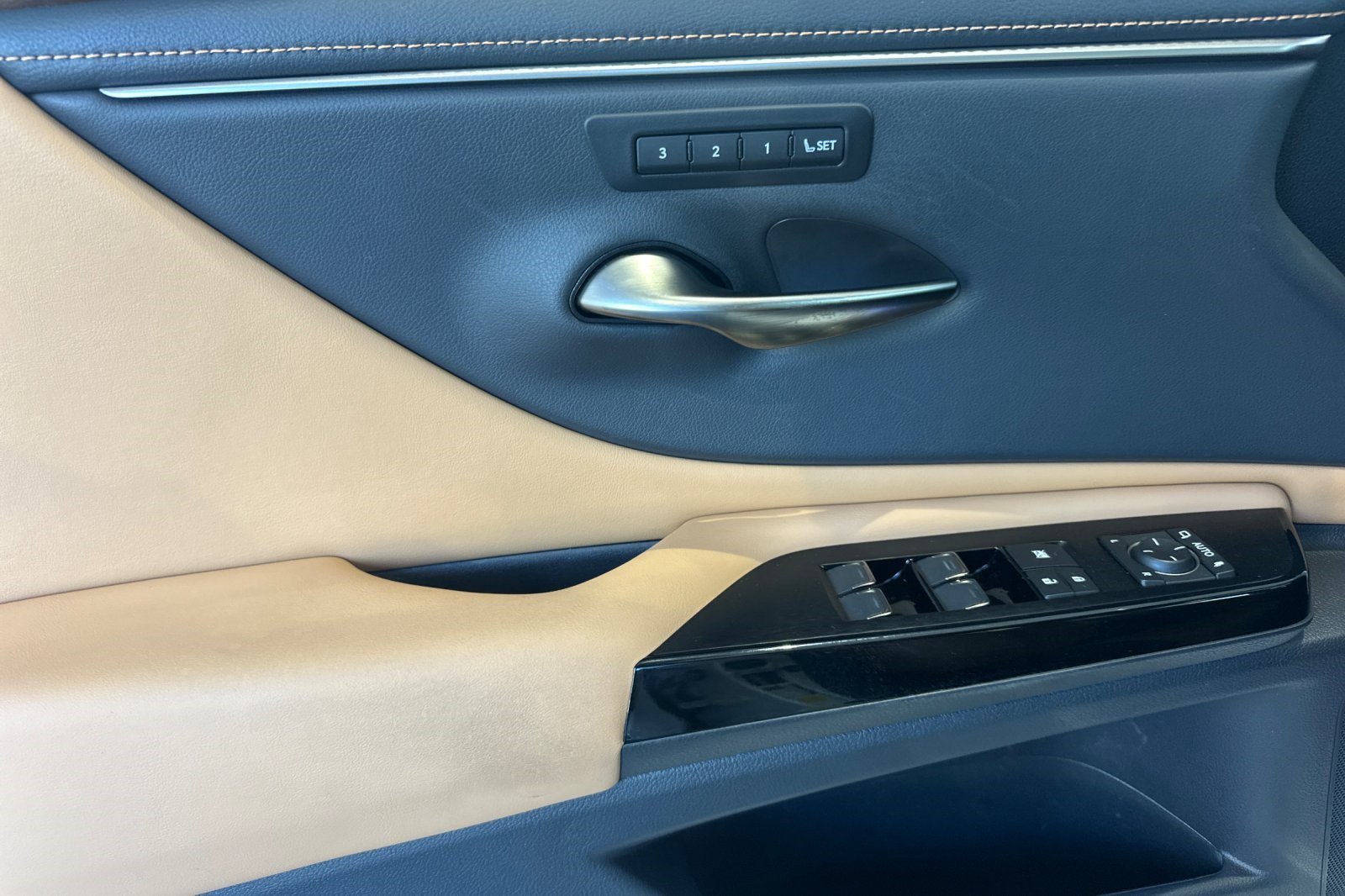 Certified 2024 Lexus ES 300h w/ Premium Package FWD image 12
