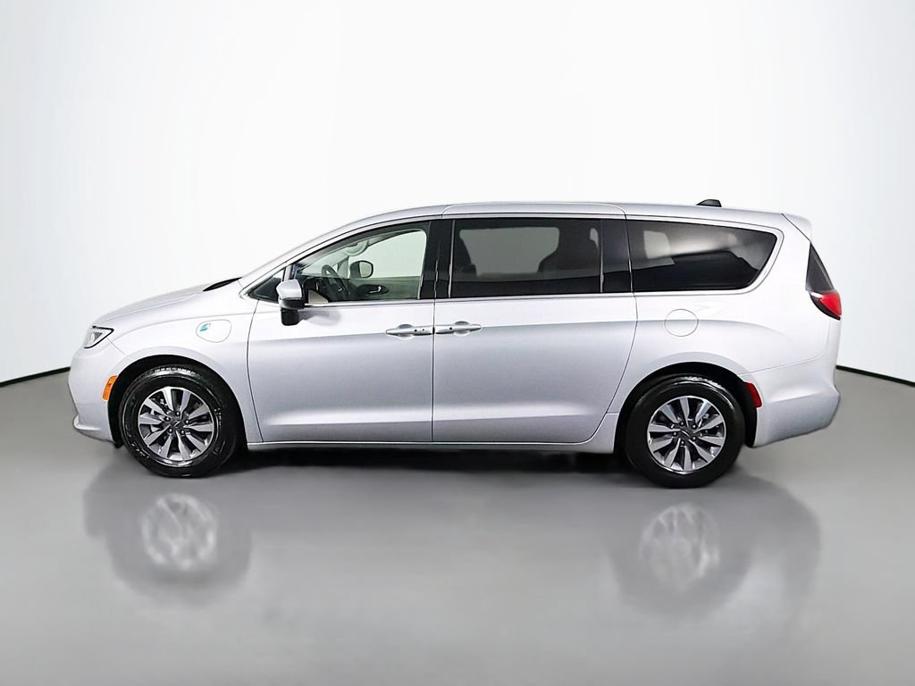 Used 2023 Chrysler Pacifica Touring-L FWD image 4