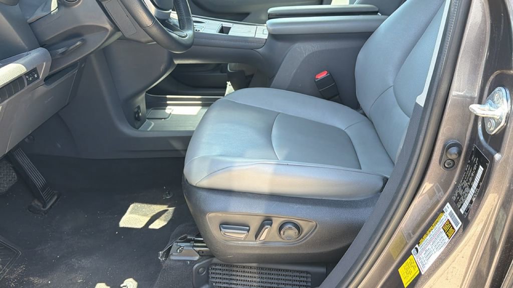 Used 2024 Toyota Sienna XLE FWD image 9