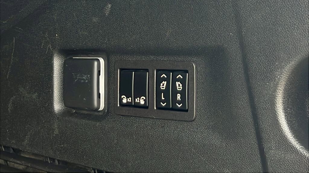 Used 2023 Chevrolet Suburban Premier image 19