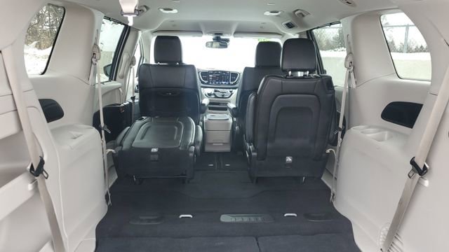 Certified 2024 Chrysler Pacifica Touring-L image 29
