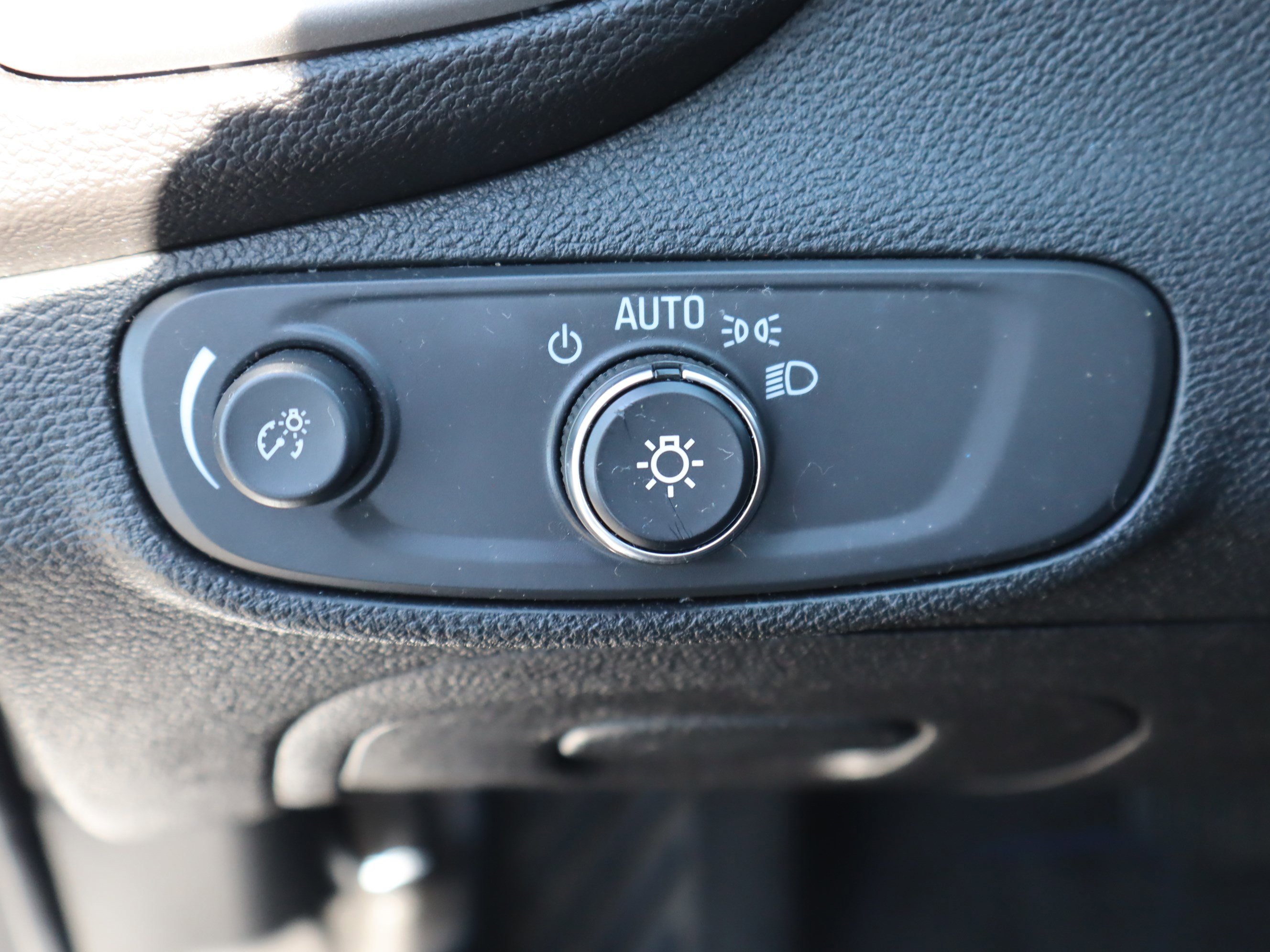 Used 2018 Chevrolet Trax LT w/ LT Convenience Package image 18