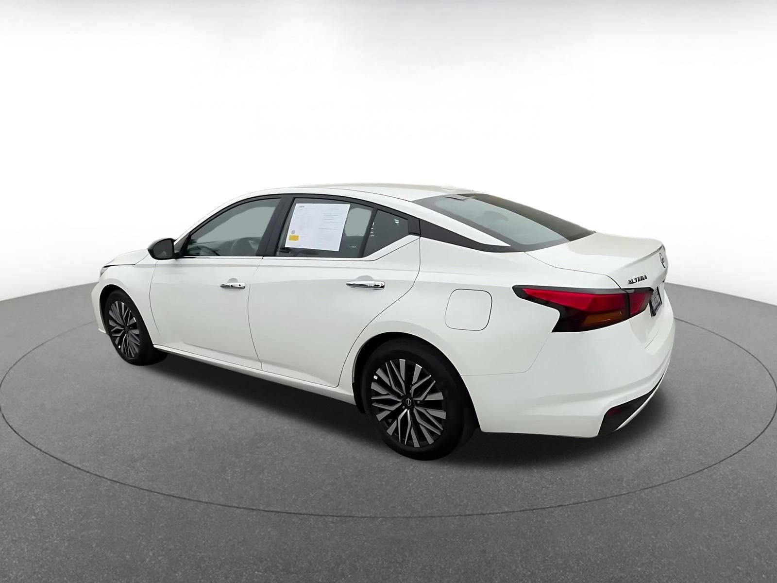 Used 2025 Nissan Altima 2.5 SV image 10