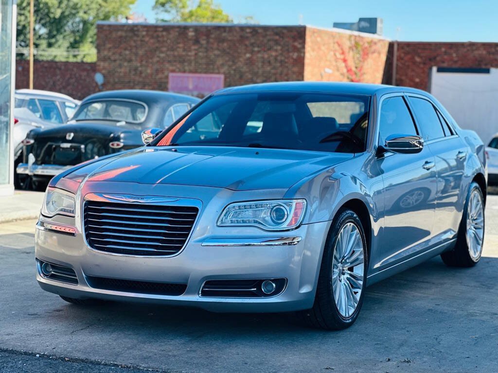 Used 2013 Chrysler 300 C RWD image 3