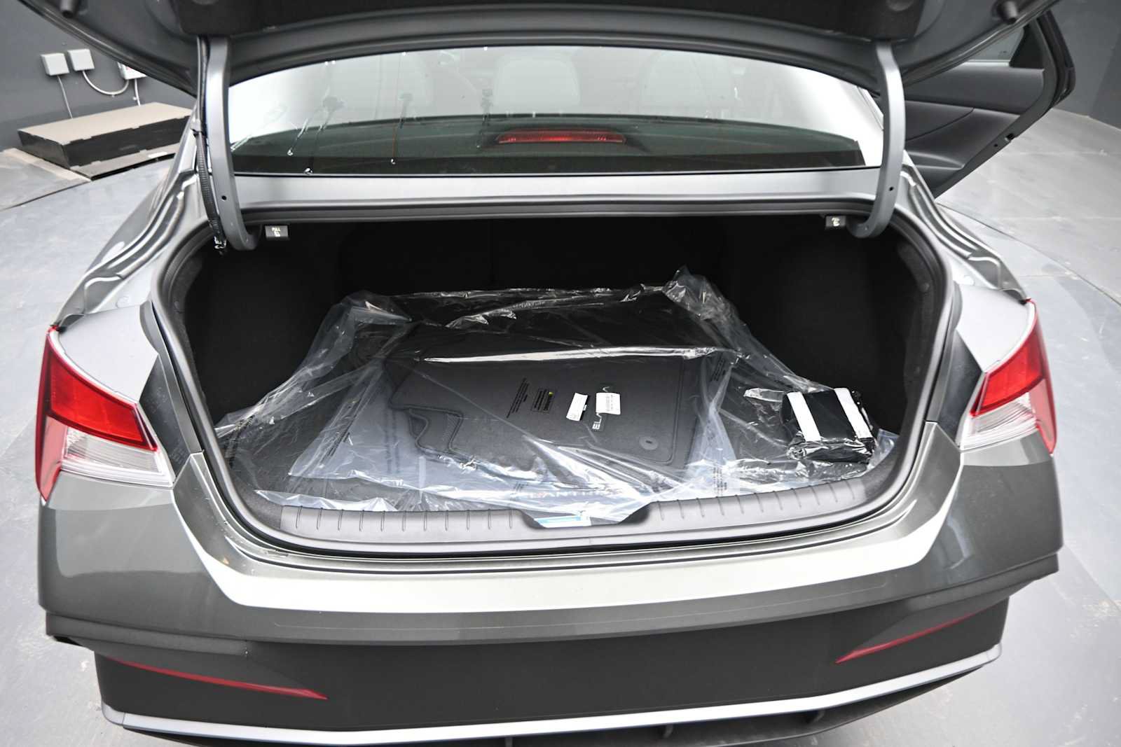 New 2026 Hyundai Elantra SEL Sport FWD image 16