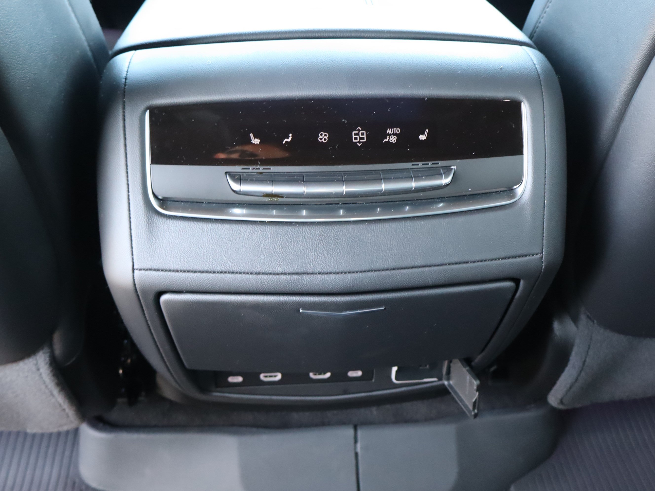 Used 2024 Cadillac Escalade Premium Luxury AWD/4WD image 15