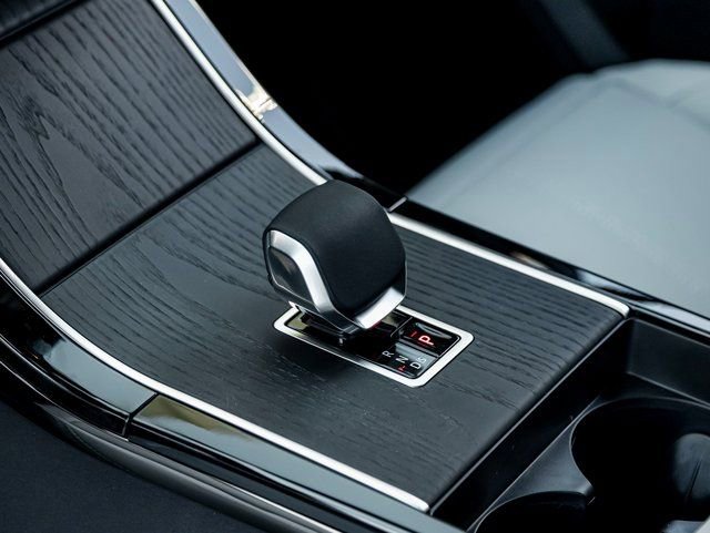 New 2026 Land Rover Range Rover Velar Dynamic SE image 19