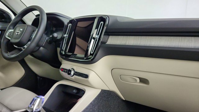 New 2026 Volvo XC40 B5 Plus w/ Protection Package Premier AWD/4WD image 32