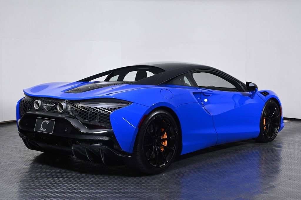 Used 2024 McLaren Artura RWD image 5