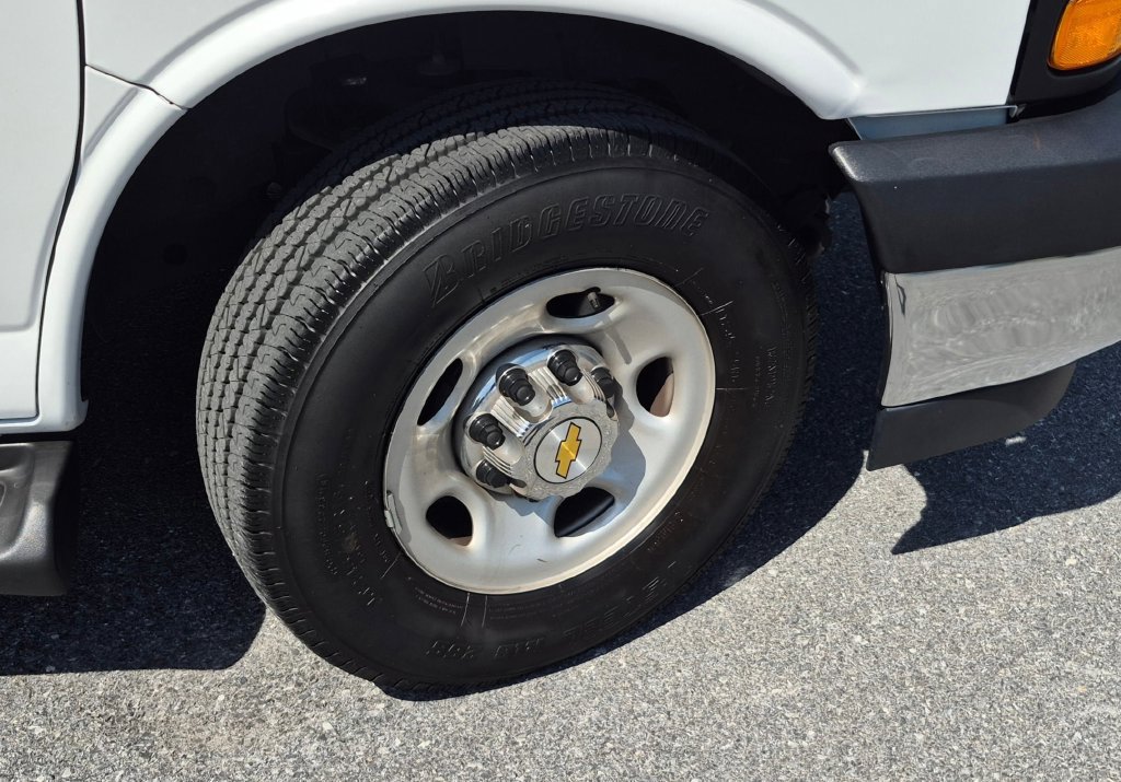 Used 2025 Chevrolet Express 3500 LT w/ LT Preferred Equipment Group RWD image 3