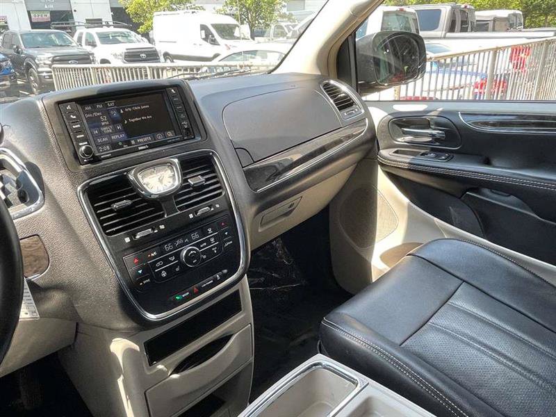 Used 2015 Chrysler Town & Country Touring-L w/ Driver Convenience Group FWD image 98