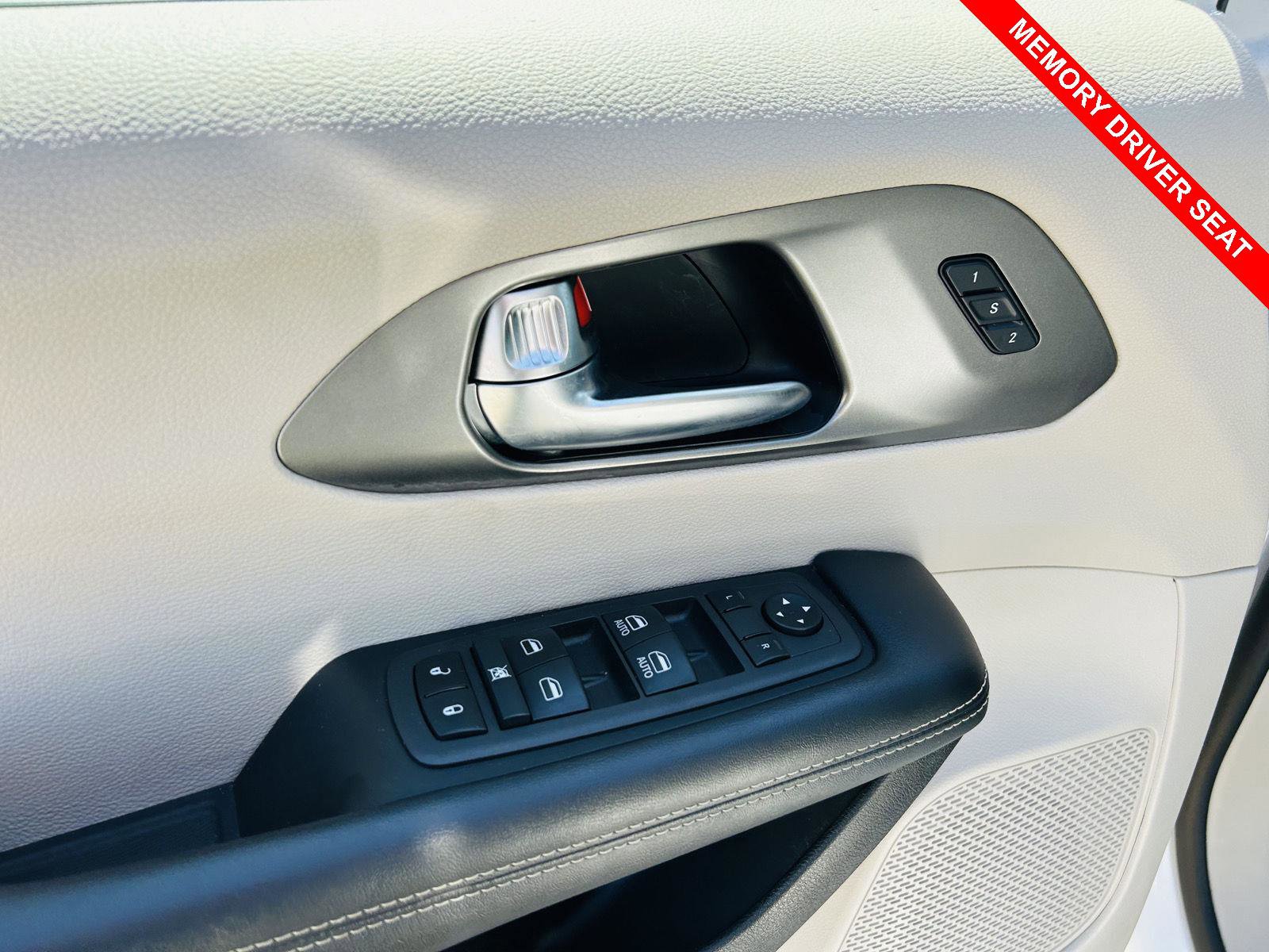 Used 2022 Chrysler Pacifica Touring-L FWD image 12