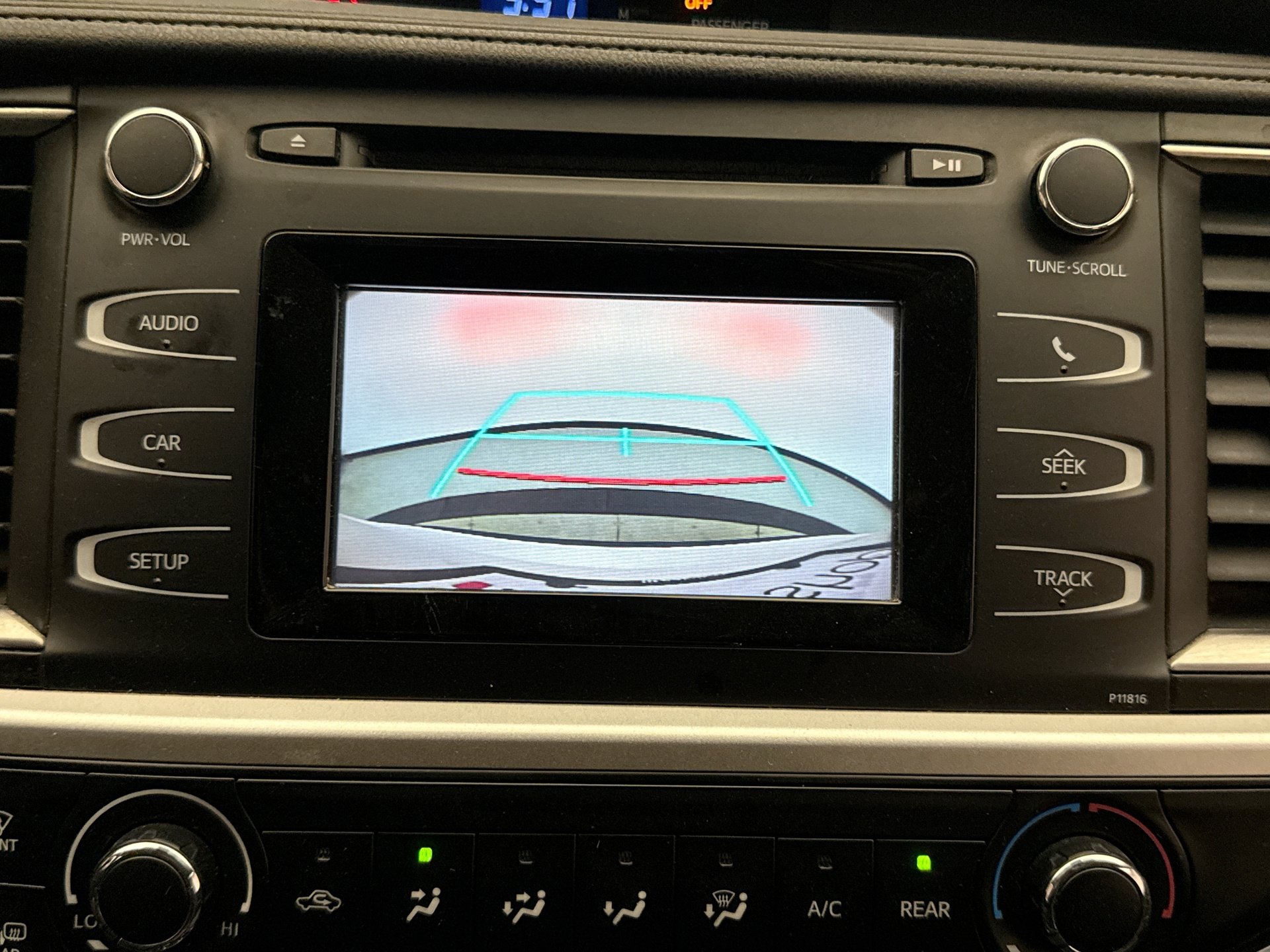 Used 2019 Toyota Highlander LE FWD image 15