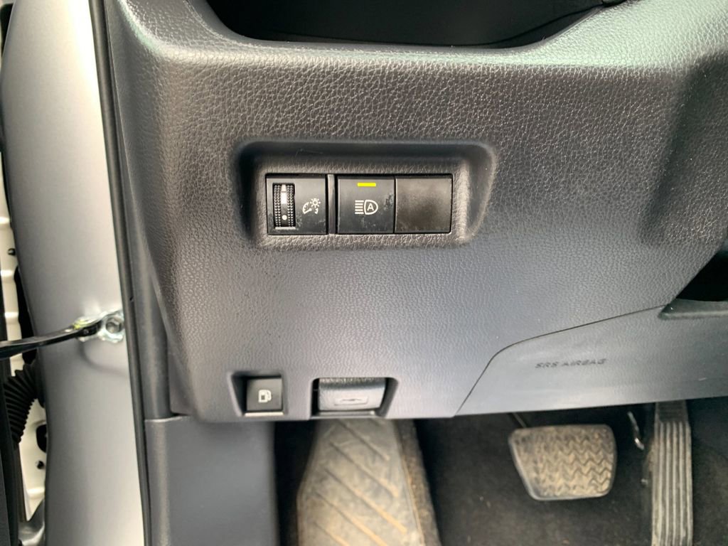 Used 2025 Toyota RAV4 XLE image 32