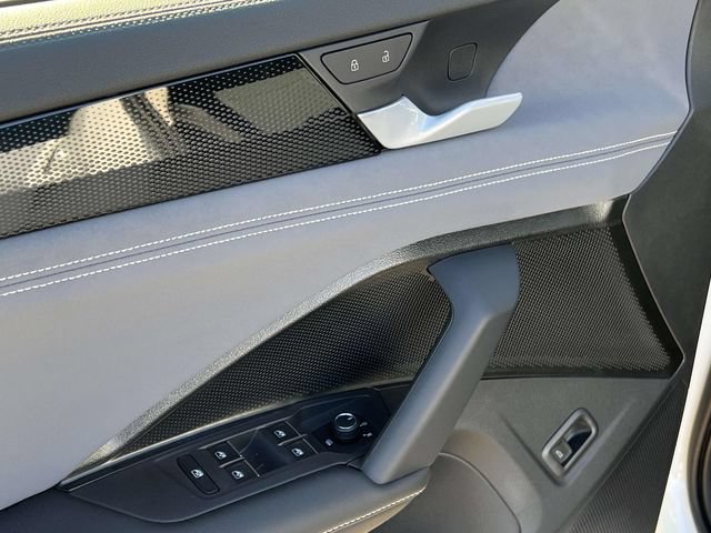 New 2026 Volkswagen Tiguan SE FWD image 9