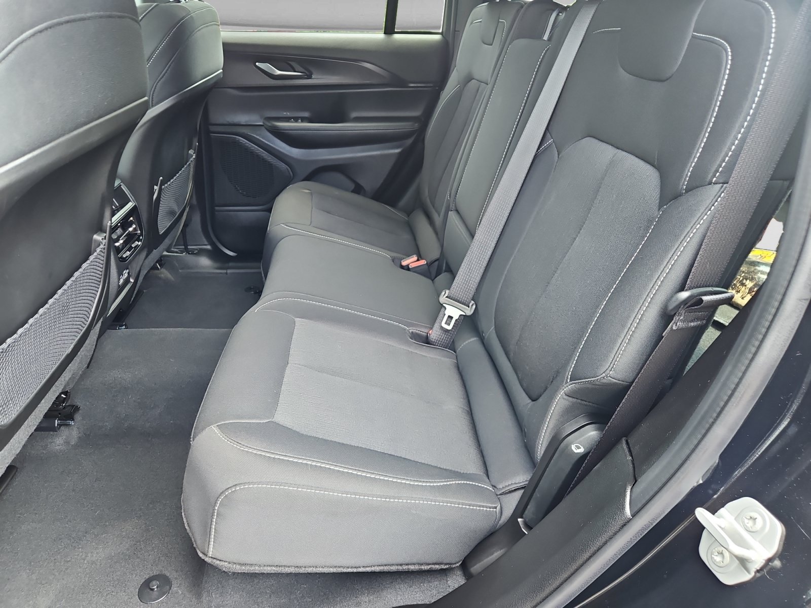 Used 2025 Jeep Grand Cherokee Laredo w/ Luxury Tech Group I AWD/4WD image 14