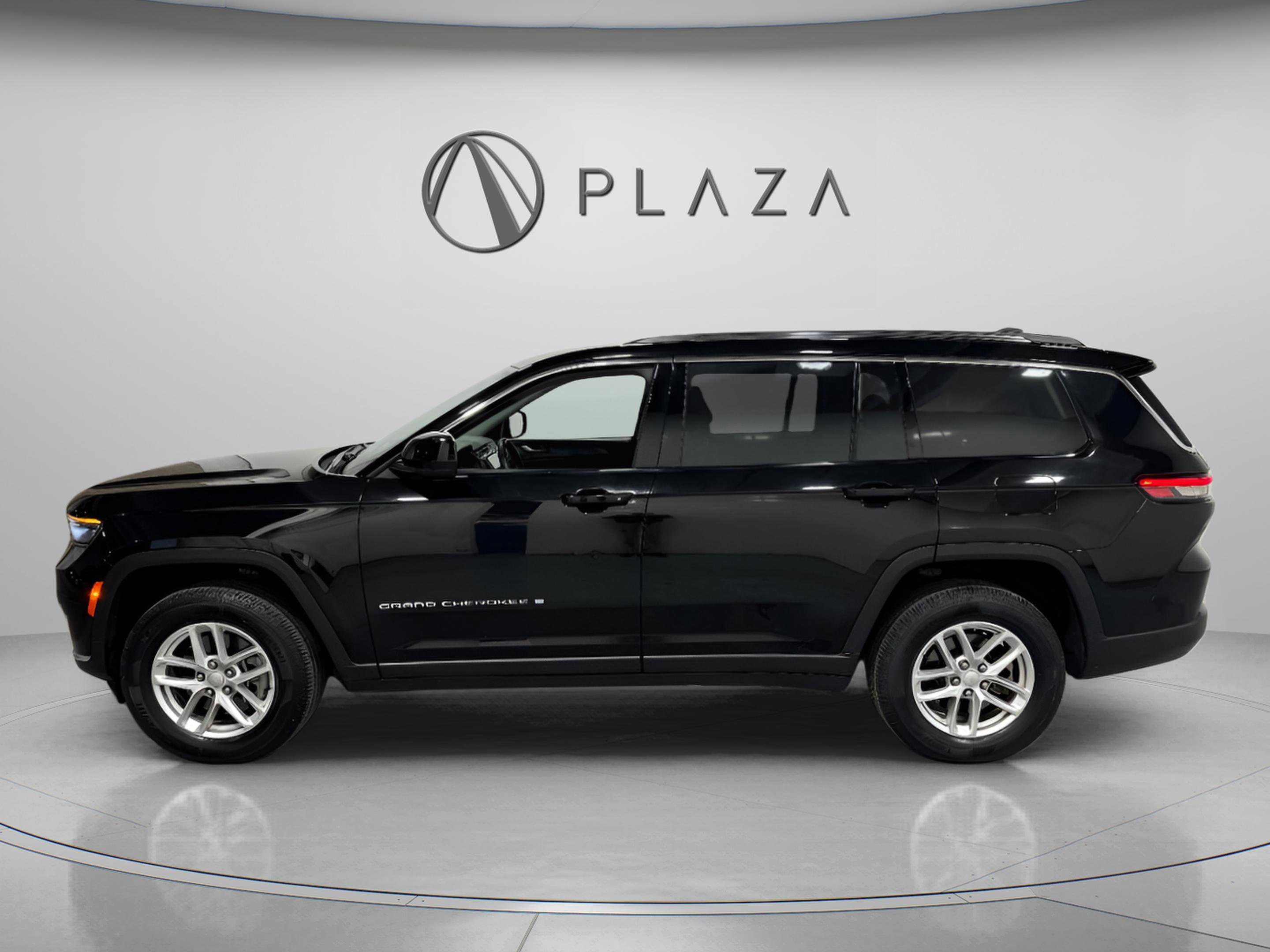 Used 2023 Jeep Grand Cherokee L Laredo image 2