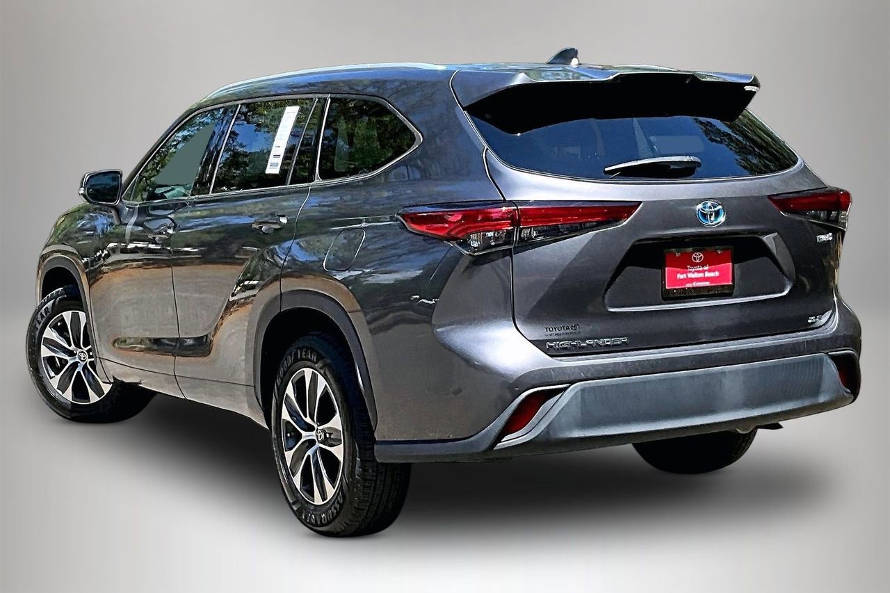 Used 2022 Toyota Highlander XLE image 4