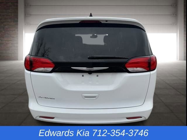 Used 2023 Chrysler Voyager LX image 5