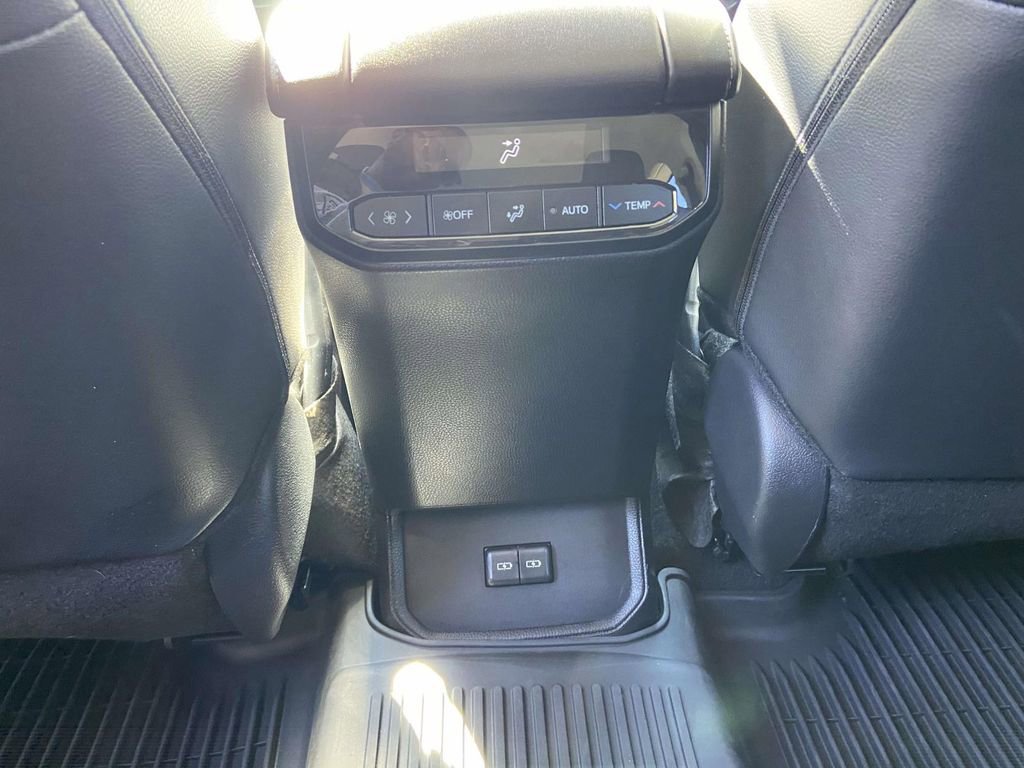 Used 2025 Toyota Highlander XLE image 23