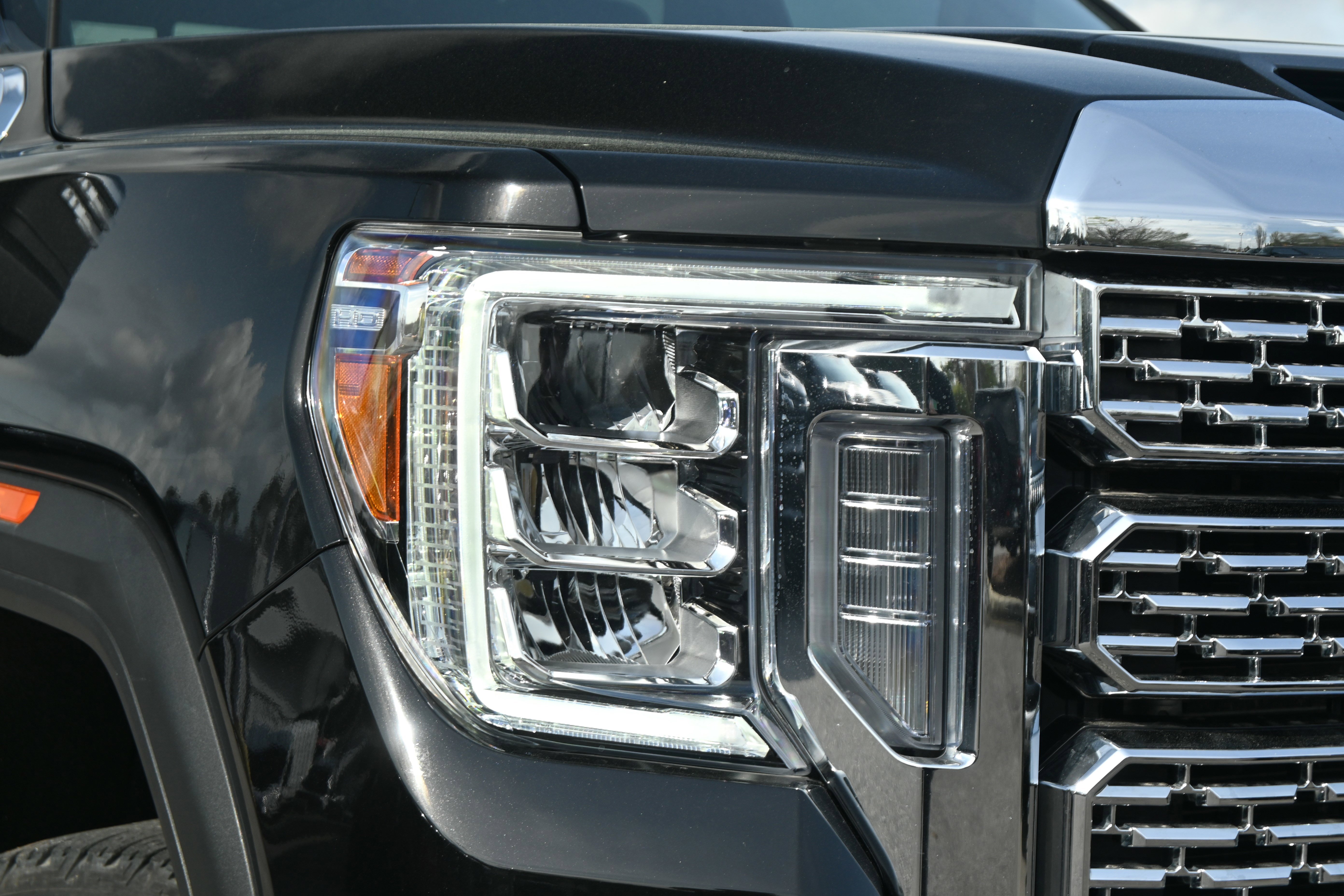 Used 2021 GMC Sierra 2500 Denali w/ Denali Black Diamond Edition AWD/4WD image 6